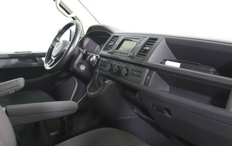 Volkswagen Caravelle T6 рестайлинг, 2015 год, 2 190 000 рублей, 9 фотография