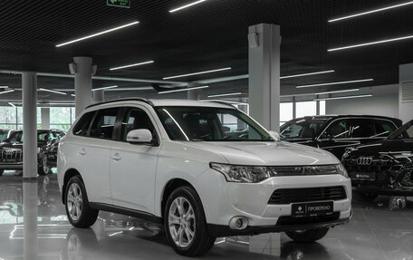 Mitsubishi Outlander III рестайлинг 3, 2014 год, 1 640 000 рублей, 2 фотография