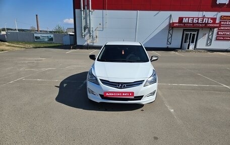 Hyundai Solaris II рестайлинг, 2015 год, 840 000 рублей, 2 фотография