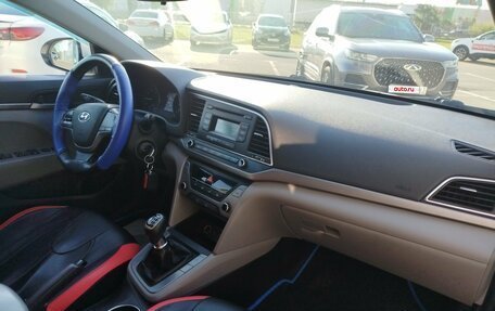 Hyundai Elantra VI рестайлинг, 2017 год, 990 000 рублей, 12 фотография