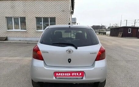 Toyota Yaris III рестайлинг, 2006 год, 450 000 рублей, 3 фотография