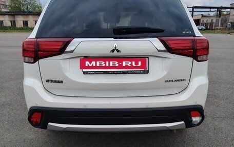 Mitsubishi Outlander III рестайлинг 3, 2018 год, 1 730 000 рублей, 2 фотография