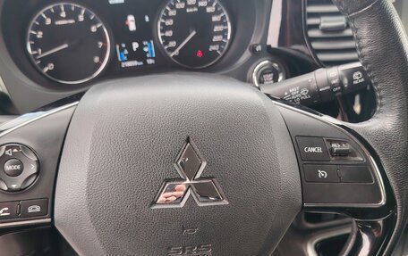 Mitsubishi Outlander III рестайлинг 3, 2018 год, 1 730 000 рублей, 14 фотография