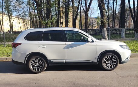 Mitsubishi Outlander III рестайлинг 3, 2018 год, 1 730 000 рублей, 10 фотография