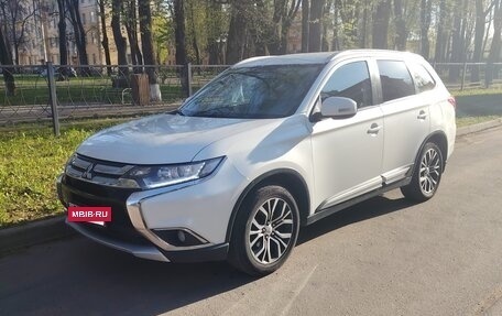 Mitsubishi Outlander III рестайлинг 3, 2018 год, 1 730 000 рублей, 8 фотография