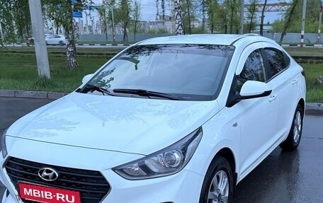 Hyundai Solaris II рестайлинг, 2018 год, 900 000 рублей, 1 фотография