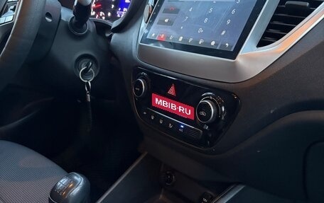 Hyundai Solaris II рестайлинг, 2018 год, 900 000 рублей, 16 фотография