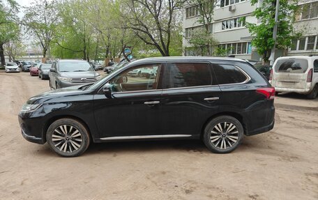 Mitsubishi Outlander III рестайлинг 3, 2022 год, 2 800 000 рублей, 4 фотография
