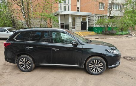 Mitsubishi Outlander III рестайлинг 3, 2022 год, 2 800 000 рублей, 3 фотография