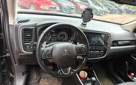 Mitsubishi Outlander III рестайлинг 3, 2022 год, 2 800 000 рублей, 8 фотография