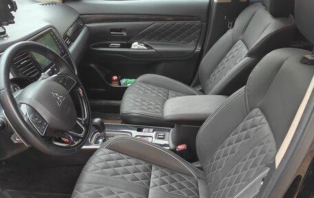 Mitsubishi Outlander III рестайлинг 3, 2022 год, 2 800 000 рублей, 7 фотография