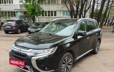 Mitsubishi Outlander III рестайлинг 3, 2022 год, 2 800 000 рублей, 2 фотография