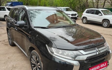 Mitsubishi Outlander III рестайлинг 3, 2022 год, 2 800 000 рублей, 10 фотография
