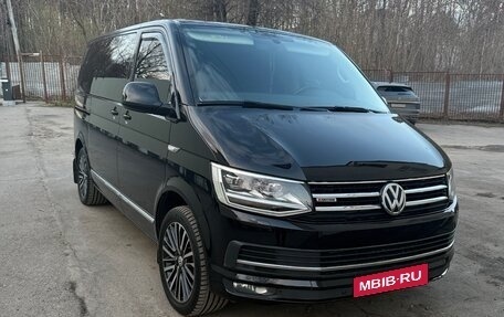 Volkswagen Multivan T6 рестайлинг, 2016 год, 4 250 000 рублей, 1 фотография