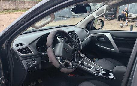 Mitsubishi Pajero Sport III рестайлинг, 2019 год, 2 850 000 рублей, 6 фотография