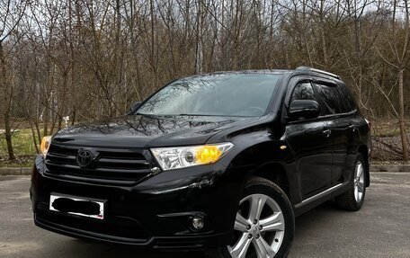 Toyota Highlander III, 2013 год, 2 080 000 рублей, 3 фотография