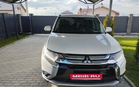 Mitsubishi Outlander III рестайлинг 3, 2016 год, 1 300 000 рублей, 2 фотография