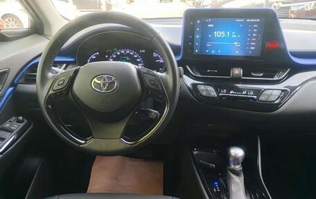 Toyota C-HR I рестайлинг, 2023 год, 2 720 000 рублей, 10 фотография