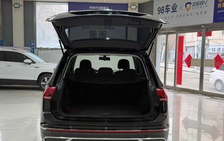Volkswagen Tiguan II, 2023 год, 2 540 000 рублей, 8 фотография