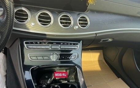 Mercedes-Benz E-Класс, 2017 год, 2 900 000 рублей, 21 фотография