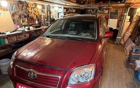 Toyota Avensis III рестайлинг, 2005 год, 850 000 рублей, 1 фотография