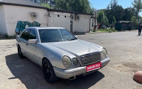 Mercedes-Benz E-Класс, 1996 год, 430 000 рублей, 1 фотография