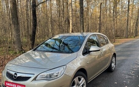 Opel Astra J, 2010 год, 620 000 рублей, 2 фотография