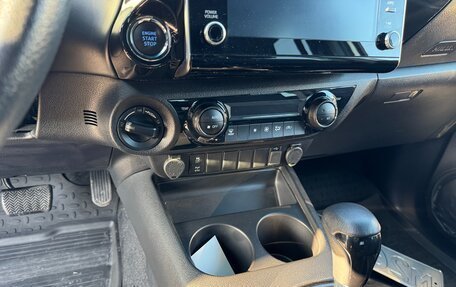 Toyota Hilux VIII, 2022 год, 5 700 000 рублей, 4 фотография