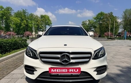Mercedes-Benz E-Класс, 2019 год, 3 950 000 рублей, 4 фотография