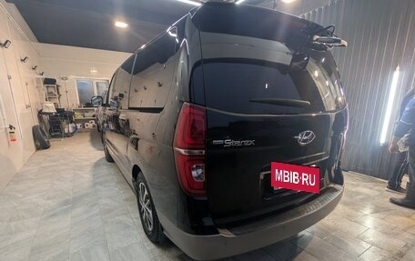 Hyundai Grand Starex Grand Starex I рестайлинг 2, 2020 год, 3 650 000 рублей, 2 фотография