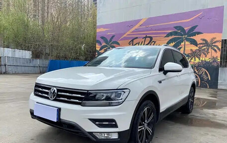 Volkswagen Tiguan II, 2019 год, 1 680 000 рублей, 2 фотография