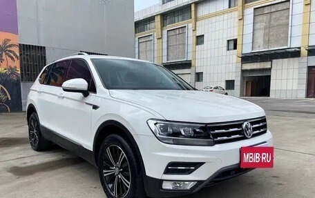 Volkswagen Tiguan II, 2019 год, 1 680 000 рублей, 1 фотография