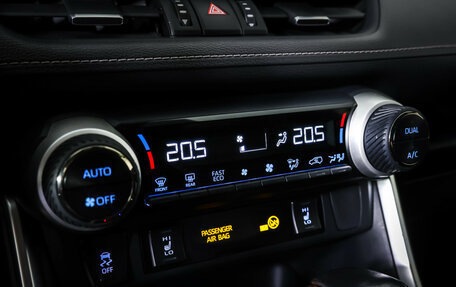 Toyota RAV4, 2019 год, 2 990 000 рублей, 19 фотография