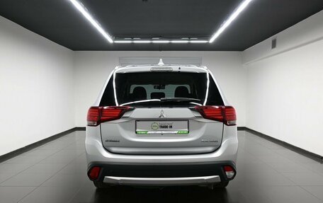 Mitsubishi Outlander III рестайлинг 3, 2018 год, 1 895 000 рублей, 4 фотография