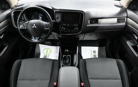Mitsubishi Outlander III рестайлинг 3, 2018 год, 1 895 000 рублей, 11 фотография