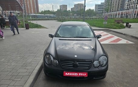 Mercedes-Benz C-Класс, 2004 год, 900 000 рублей, 1 фотография