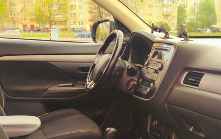 Mitsubishi Outlander III рестайлинг 3, 2017 год, 1 350 000 рублей, 10 фотография
