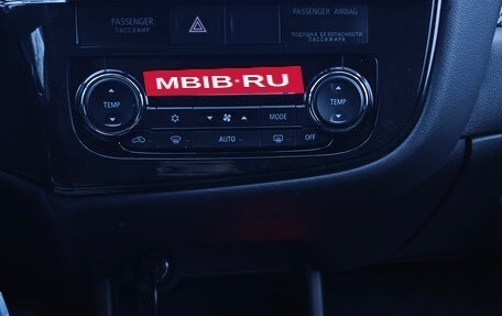 Mitsubishi Outlander III рестайлинг 3, 2013 год, 1 700 000 рублей, 12 фотография