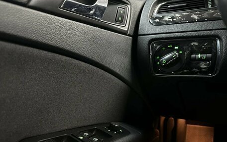 Skoda Superb III рестайлинг, 2012 год, 1 400 000 рублей, 23 фотография