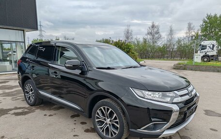 Mitsubishi Outlander III рестайлинг 3, 2018 год, 1 899 000 рублей, 3 фотография