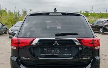 Mitsubishi Outlander III рестайлинг 3, 2018 год, 1 899 000 рублей, 6 фотография