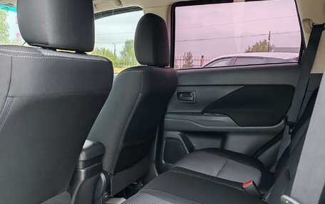Mitsubishi Outlander III рестайлинг 3, 2018 год, 1 899 000 рублей, 10 фотография
