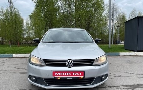 Volkswagen Jetta VI, 2013 год, 890 000 рублей, 2 фотография
