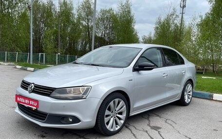 Volkswagen Jetta VI, 2013 год, 890 000 рублей, 3 фотография