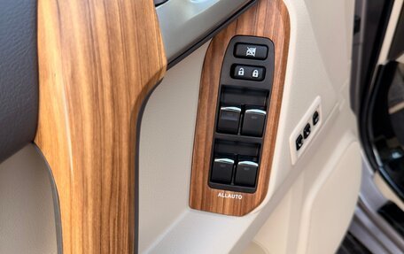 Toyota Land Cruiser Prado 150 рестайлинг 2, 2022 год, 7 000 000 рублей, 12 фотография