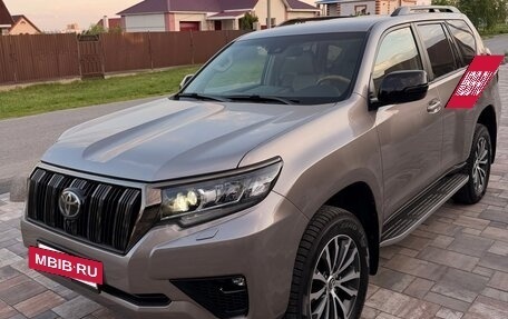 Toyota Land Cruiser Prado 150 рестайлинг 2, 2022 год, 7 000 000 рублей, 2 фотография