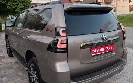 Toyota Land Cruiser Prado 150 рестайлинг 2, 2022 год, 7 000 000 рублей, 4 фотография