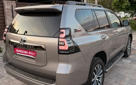 Toyota Land Cruiser Prado 150 рестайлинг 2, 2022 год, 7 000 000 рублей, 6 фотография