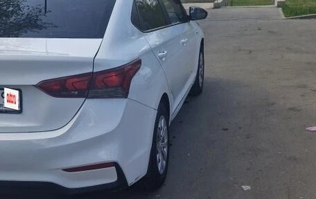 Hyundai Solaris II рестайлинг, 2017 год, 600 000 рублей, 23 фотография