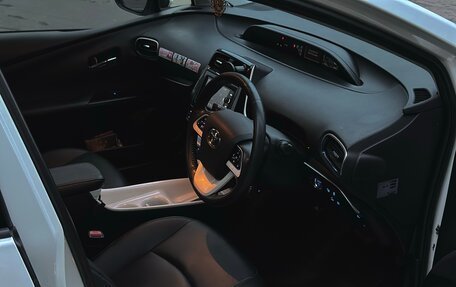 Toyota Prius IV XW50, 2016 год, 1 490 000 рублей, 6 фотография